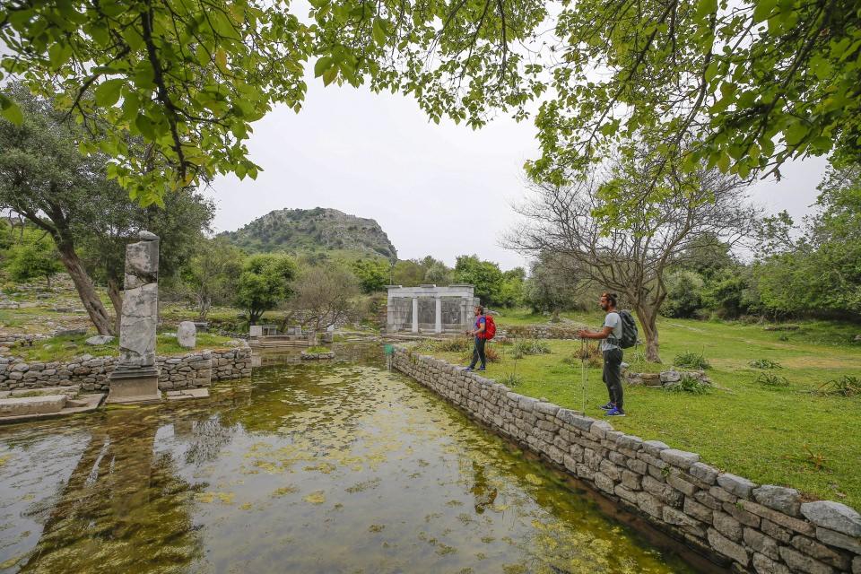 <p><strong>"Dünyanın birçok ülkesinden gruplar geliyor"</strong></p>
<p>Karakuş, eskiden ticaret ve ulaşım için kullanılan patikaları turizme açarak yerel halka önemli gelir kaynağı oluşturduklarını ifade ederek şöyle konuştu:</p>
<p>"Karia Yolu, 800 kilometre uzunluğuyla Türkiye'nin en uzun yürüyüş rotası. Tamamen tarihi ve doğal güzellikleri içerisinde bulunduran bir güzergah. Karia Yolu yıllar öncesi insanların ticaret ve geçiş güzergahı olarak kullandığı patikalardan oluşuyor. Biz unutulmaya yüz tutmuş bu patika yolları yürüyüş turizmine kazandırmak istedik. Patikaların bozuk olan kısımlarını onardık. Binlerce işaret ve levhalama yaparak yolu turizme kazandırdık."</p>