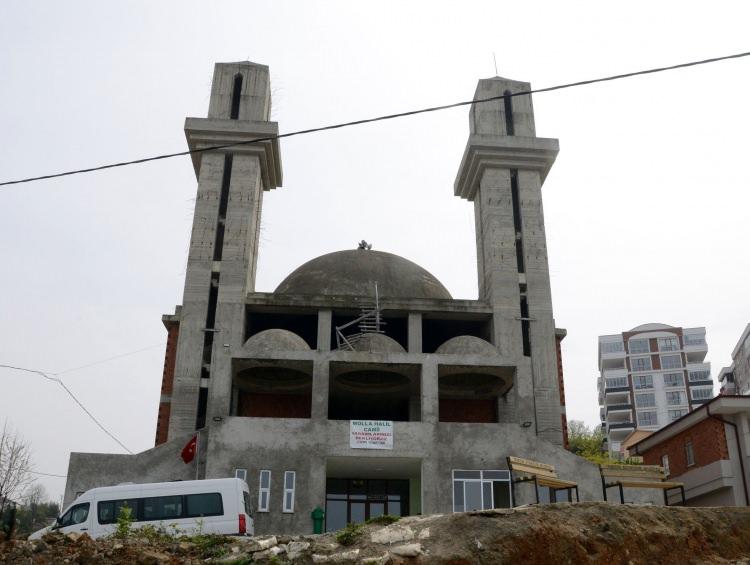 <p>Trabzon'un Ortahisar ilçesinde yapımına 2006 yılında başlanan Molla Halil Camisi, mimarisi nedeniyle 'kiliseye' benzetildiği için para yardımı yapılmayınca tamamlanamadı.</p>

<p> </p>

<p>İlçenin Karşıyaka Mahallesi’nde Molla Halil Camisi Yaptırma ve Yaşatma Derneği tarafından yapımına 2006 yılında başlanılan Molla Halil Camisi, dış mimarisinin kiliseye benzetildiği gerekçesiyle tartışmalara yol açtı. Yapımına başladıktan ve kaba inşaatı tamamlandıktan sonra mimarisi kiliseye benzetilen cami, yeterli bağış toplanamadığı için bir süre sonra Türk Diyanet Vakfı’na devredildi. Yapının inşaat masraflarının altından kalkamayan vakıf, iş adamlarını devreye soksa da cami inşaatını geçen zaman zarfında tamamlayamadı. Caminin içerisinde yapılan küçük bir bölüm ibadete açılırken, Müftülük yetkilileri de yapının hazırlanacak olan projeyle bazı bölümlerinin yeniden yıkılıp yapılacağını belirtti.</p>
