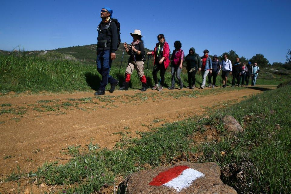 <p>Yol, tarihin en görkemli uygarlıklarından birini Batı Anadolu'da İyonyaların kurduğu şehirlerin içinden geçerek güzergahtaki tüm doğal, tarihi ve kültürel birikimi ziyaretçilerine sunuyor. </p>
