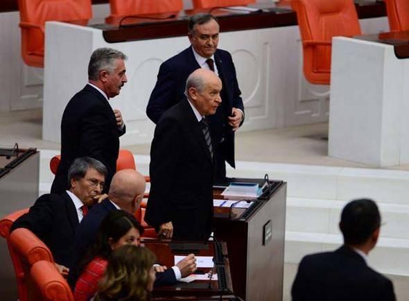 <p>Bahçeli ve tüm MHP grubu, eski MHP'li Okutan kürsüye çıkacağı sırada genel kuruldan ayrıldı.</p>