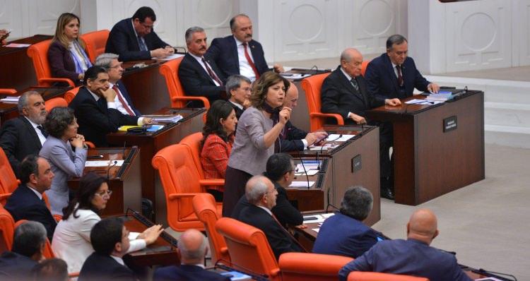 <p>MHP lideri Devlet Bahçeli konuşma sırası İYİ Parti temsilcisine gelince yerinden kalktı ve Cumhurbaşkanı Erdoğan’a başı ile selam verdikten sonra genel kurul salonundan ayrıldı.</p>
