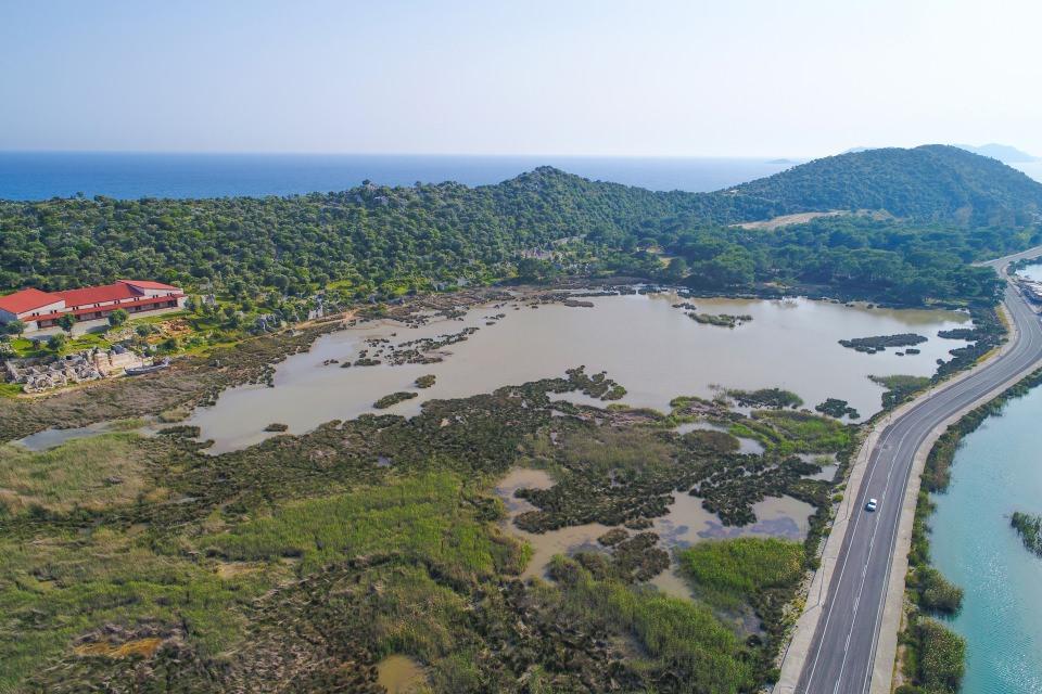<p>Kentte yer alan, dönemin önemli limanlarından Andriake (Çayağzı) Limanı'nı inceleme fırsatı da bulan yürüyüşseverler, Myra Antik Kenti'nin 11 bin 500 kişilik kapasitesiyle bölgenin en büyüğü olma özelliğine sahip tiyatrosunun hemen yakınında yer alan eşsiz kaya mezarlarını görebiliyor. </p>
<p> </p>