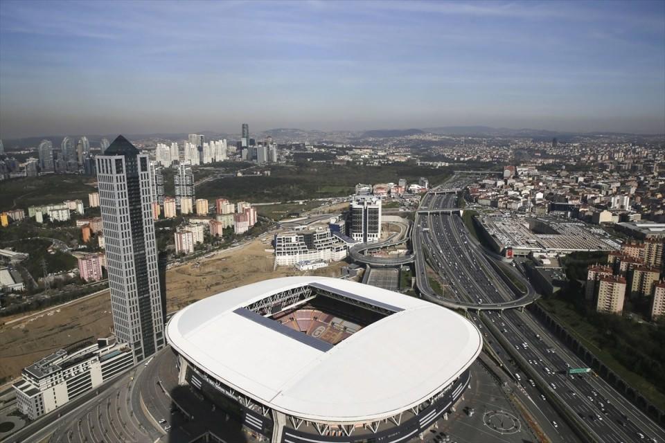 <p>Türkiye Futbol Federasyonu (TFF), 2024 Avrupa Şampiyonası (EURO 2024) ev sahipliği için adaylık başvurusu resmi teklif dosyasını, UEFA'ya sunacak.<br />
<br />
<strong>Ali Sami Yen Spor Kompleksi Türk Telekom Stadyumu</strong><br />
<br />
52.223 kapasiteye sahip stadyum, 2011 yılında açıldı.</p>

