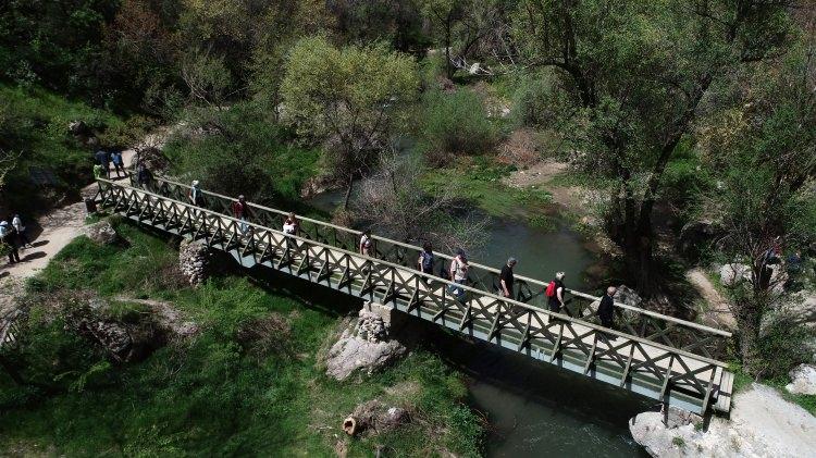 <p><strong>Çardaklarda yemek yiyip, çaylarını yudumluyorlar</strong></p>
<p>Hristiyanlığın ilk dönemlerinde dini bir merkez olması dolayısıyla yol boyunca kayalara oyulmuş çok sayıda kilise, şapel ve manastıra merdivenler ile tırmanan ziyaretçiler, yürüyüş sırasında mola yeri olan Belisırma köyünde Melendiz Çayı üzerine kurulan çardaklarda yemek yiyip, çaylarını yudumlayarak yorgunluk atıyor.</p>