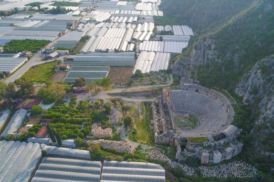 <p>Ziyaretçiler, Patara'dan doğayla içi içe bir yolculukla Likya dilindeki kitabe ve sikkelerde o dönem adının Habessos olduğu bilinen Kaş'a ulaşıyor.</p>
<p> </p>