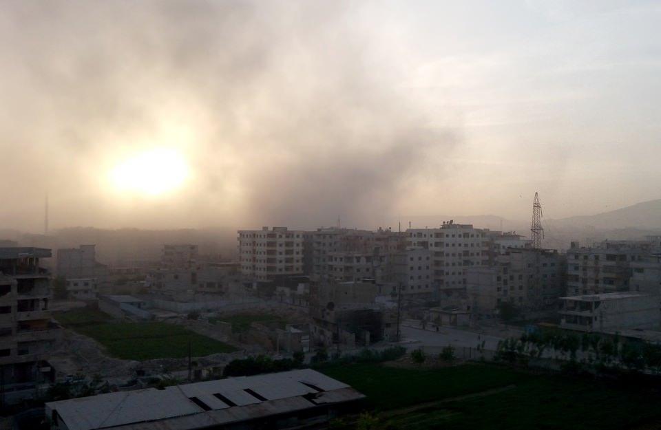 <p>Rejim g&uuml;&ccedil;leri, Doğu Guta'yı ele ge&ccedil;irmelerinin ardından, ge&ccedil;en perşembe Şam'ın g&uuml;neyinde, neredeyse tamamı ter&ouml;r &ouml;rg&uuml;t&uuml; DEAŞ'ın kontrol&uuml;ndeki Yerm&uuml;k'e yoğun saldırılar başlattı. Rejimin, daha &ouml;nce DEAŞ ile kuşatma altındaki b&ouml;lgeyi boşaltması i&ccedil;in yaptığı m&uuml;zakerelerden sonu&ccedil; &ccedil;ıkmamıştı.&nbsp;</p>

<p>&nbsp;</p>
