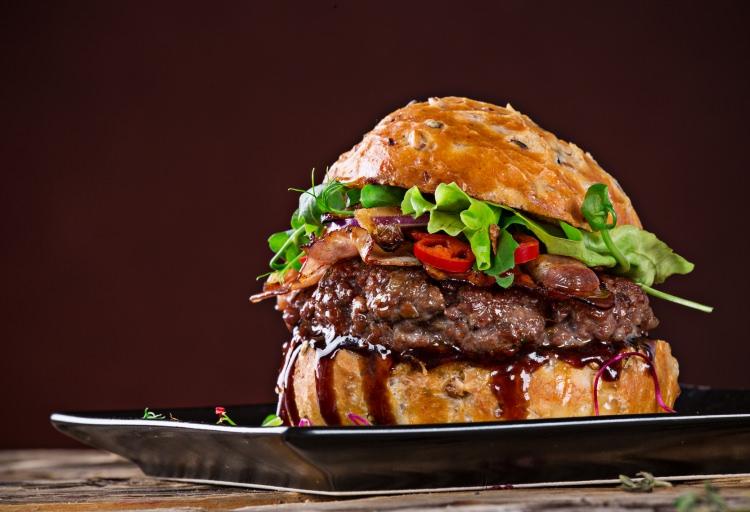 <p><strong>- </strong>Vücudun fiziksel görüntüsünü bozan bir diğer yiyecek ise fast food ürünleridir. İçerdiği trans yağ ve bazı fabrika gıdaları nedeniyle mide rahatsızlığı ve damar tıkanıklığına neden olurlar. Aynı zamanda fast food yiyeceklerinin, cildin alt kısmında da yağ bezelerinin oluşmasına sebep oldukları bilinmektedir.</p>