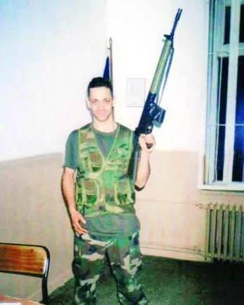 <div>Duman grubunun solisti Kaan Tangöze'nin askerlik hatırası... Bu kez elinde gitar yerine silah var. Tangöze askerliğini Erzurum'da yaptı.</div>
<div> </div>