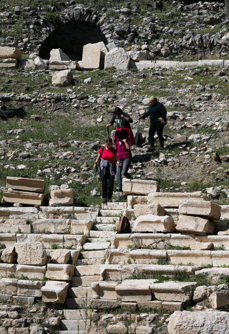 <p>Gruplarındaki bazı deneyimli kişilerin ziyaret edilen antik kent hakkında sürekli bilgi vermesi yürüyüşü daha eğlenceli hale getiriyor.</p>