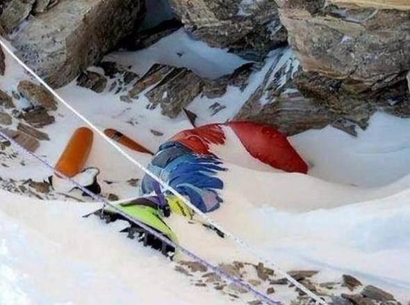 <p>Everest Dağı'nda 200'den fazla dağcı cesedi bulunmakta.</p>
