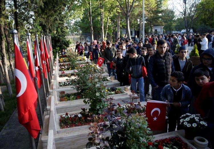 <p><span style="color:rgb(178, 34, 34)"><strong>ATALARINA YÜRÜDÜLER</strong></span></p>

<p>Yarbay Mustafa Kemal'in 25 Nisan 1915 sabahı düşman çıkarmasını haber alınca, savaşların kahraman birliği 57'nci Alayı Conkbayırı'na gönderdiği ve "Size savaşmayı değil, ölmeyi emrediyorum" sözleriyle tarihe geçen o günkü tarihi yürüyüş, bir kez daha hayat buldu. </p>
