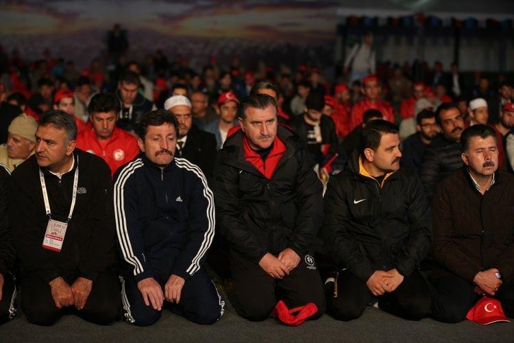 <p><strong>SABAH NAMAZI KILINDI</strong></p>
<p><span style="color:rgb(0, 0, 0)">Ardından, 103 yıl önce şehit düşen askerler gibi sabah namazı kılındı. Ardından Gençlik ve Spor Bakanı Osman Aşkın Bak, Çanakkale Valisi Orhan Tavlı, Çanakkale Savaşları Gelibolu Tarihi Alan Başkanı İsmail Kaşdemir ve çok sayıda rütbeli askerin de yer aldığı katılımcılar, saat 06.00'yı gösterdiğinde harekete geçti.</span><br />
</p>