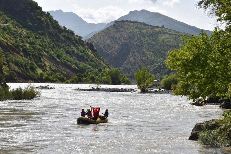 <p>Amaçlarının sadece fotoğraf çektirmek olmadığını aynı zamanda buranın kültürünün tanınması ve güzel şekilde tanıtılması olduğuna vurgu yapan Ayca, "Buranın artık terörle anılan bir yer olmasını istemiyoruz. Buranın doğasının güzelliğini, insanların misafirperverliğini bu vesile ile tüm ülkemize, herkese duyurmak istiyoruz. Özellikle rafting ve kaya tırmanışı gibi aktiviteleri sadece gösteri amaçlı yapmıyoruz. Bunları organizasyondan sonra kalıcı hale getireceğiz. Burası artık süreli raftingin yapıldığı bir yer haline gelecek." diye konuştu.</p>