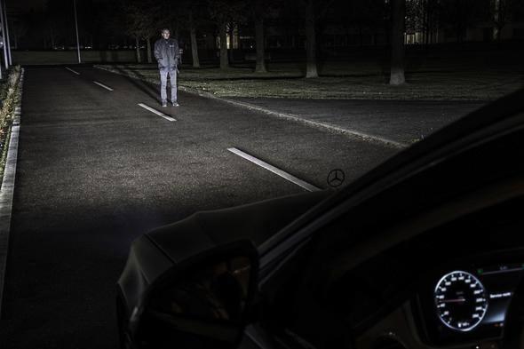 <p>Mercedes’in akıllı far teknolojisinin bir diğer özelliği ise sürüş ve yol bilgilerini yol üzerine yansıtabilmesi.</p>
