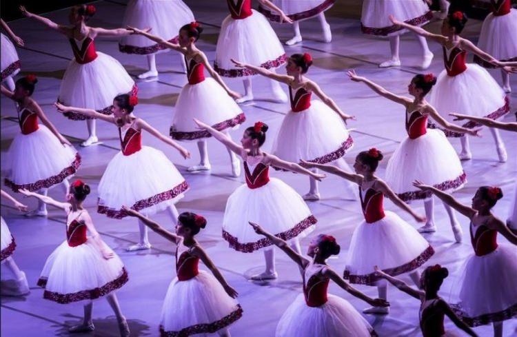 <p>Cumhurbaşkanlığı Senfoni Orkestrası, ilk kez bin 500 çocukla konser verdi</p>
