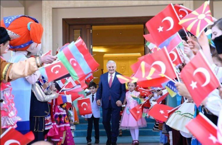 <p>Başbakan Yıldırım, Çankaya Köşkü'ndeki şenlikte çocuklarla buluştu</p>