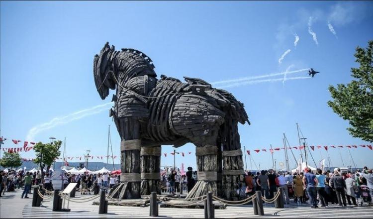 <p>SOLOTÜRK'ün "23 Nisan" gösterisi nefes kesti</p>