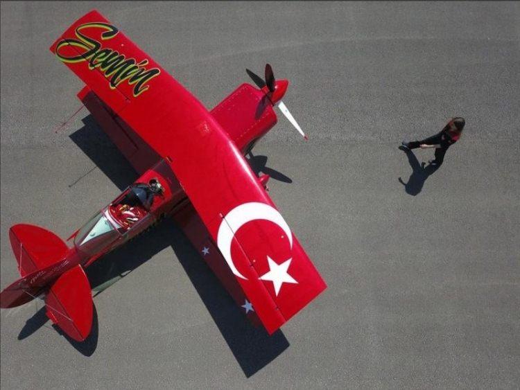 <p>Akrobasinin kadın pilotu hemcinslerinin gözünü gökyüzüne çevirdi</p>