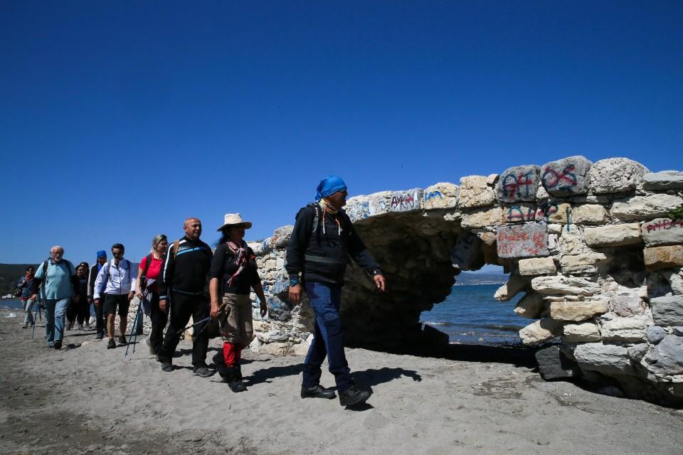 <p>Parkurun İçmeler-Klazomenai Antik Kenti etabında zeytinlik ve ormanlık arazide yürüyen turistler, çoğunlukla küçük bir balıkçı köyü olan Özbek Meydanı'nda çay molası veriyor. </p>