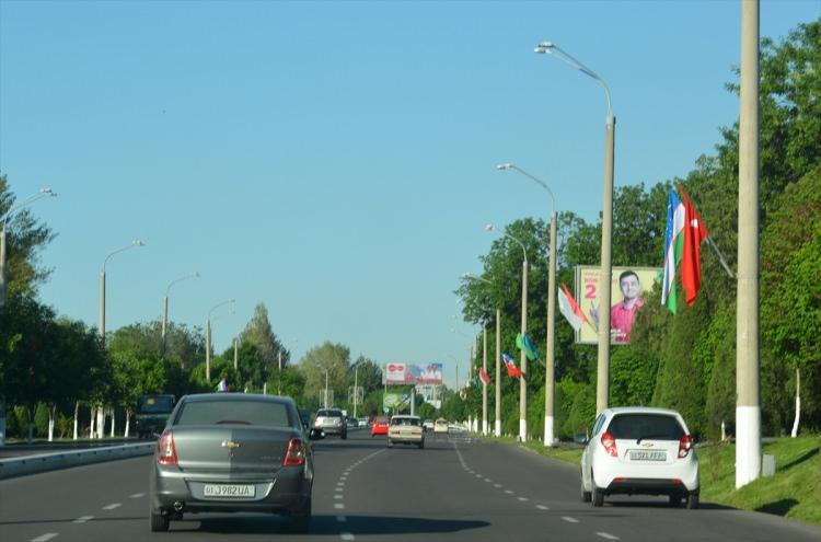 <p>Cadde üzerindeki direklere Özbek ve Türk bayrakları asılırken, caddelerdeki büyük panolara asılan çok sayıdaki "Özbekistan'a hoş geldiniz değerli Türk kardeşler”, "Ülkemize hoş geldiniz sevgili Türk dostlar", "Türkiye Cumhuriyeti Cumhurbaşkanı Sayın Recep Tayyip Erdoğan ekselansları Özbekistan Cumhuriyeti'ne hoş geldiniz”, “Ülkemize hoş geldiniz aziz Türk dostlar" yazıları dikkati çekti.</p>
