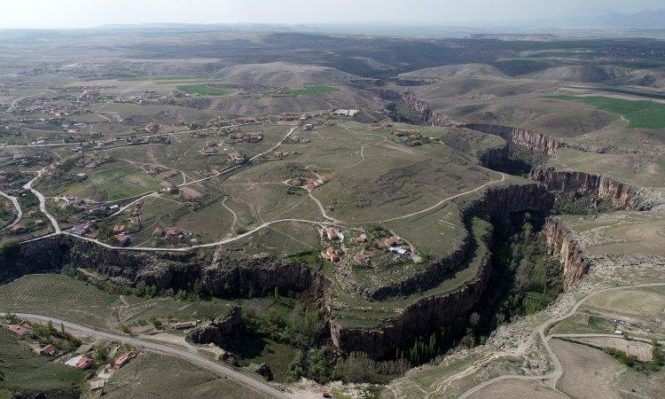 <p>Burada Melendiz Çayı'ndan yükselen su sesiyle karşılanan tarih ve doğa meraklıları, çayın iki yanındaki 3,5, 7 ve 14 kilometrelik üç güzergahta, rengarenk kır çiçekleri ve ağaçlar arasında trekking yapma imkanı buluyor.</p>
