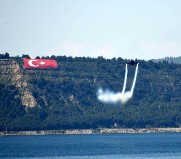 <p>Nefes kesen gösteri sırasında vatandaşlar alkış ve ıslıklarla SOLOTÜRK pilotuna sevgi gösterisinde bulundu. Yarım saat süren gösteri büyük ilgi gördü.</p>
<p> </p>