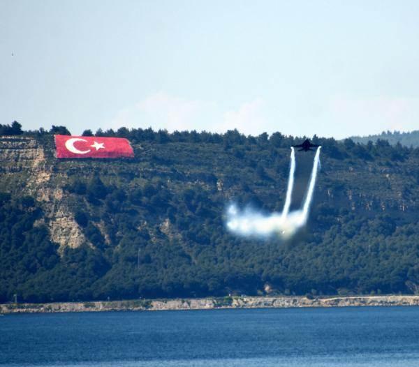 <p>Nefes kesen gösteri sırasında vatandaşlar alkış ve ıslıklarla SOLOTÜRK pilotuna sevgi gösterisinde bulundu. Yarım saat süren gösteri büyük ilgi gördü.</p>

<p> </p>
