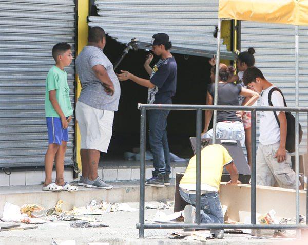 <p>Uluslararası haber ajansları Reuters ve AP, başkent Managua'da yağmalanan süpermarketler, mobilya dükkanları ve otomobil galerilerinin fotoğraflarını dünyaya servis etti.</p>

<p> </p>
