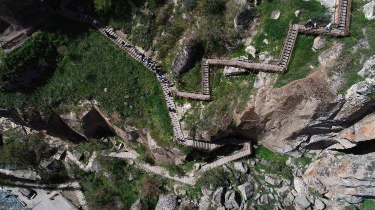 <p>Katedralden bu kez kırmızı oklar yardımıyla inen ziyaretçiler, 14 kilometrelik yürüyüşlerini sonlandırarak araçlarına binip bölgeden ayrılıyor.</p>
