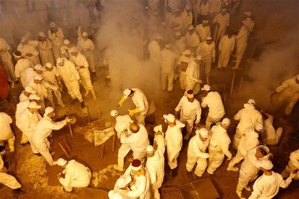 <p>Gerizim Dağı'nın &ccedil;evresinde yaşayan Samiriler, g&uuml;neşin batımına doğru hep bir ağızdan okudukları Tevrat ayetleri ile başladıkları dini ayinlerini, g&uuml;n batımıyla beraber kurban keserek İsrailoğullarının Mısır'dan &ccedil;ıkışını andı.</p>

<p>&nbsp;</p>
