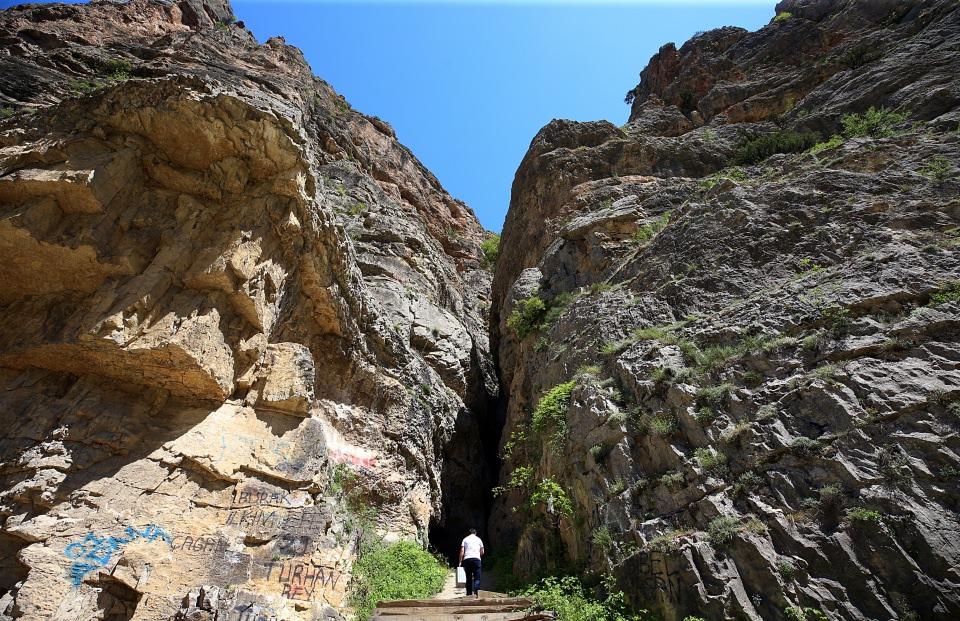 <p>Yöredeki ender yerlerden birinin de Cehennem Deresi Kanyonu olduğuna işaret eden Sancak, "Buraya ilçelerden, il dışından gelen insanlar olduğunu biliyoruz. Kanyon, yeni yeni tanınmaya başlanan ve daha çok keşfedilmesi gereken bir yer." dedi.</p>
<p> </p>