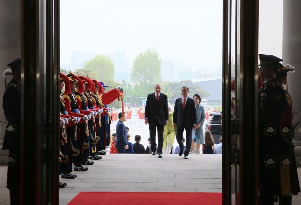 <p>Cumhurbaşkanı Recep Tayyip Erdoğan, Güney Kore Devlet Başkanı Moon Jae-in tarafından resmi törenle karşılandı.</p>
