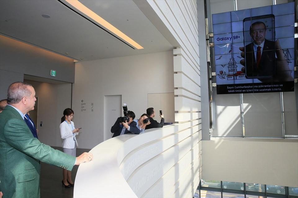 <p>Cumhurbaşkanı Erdoğan daha sonra Samsung Dijital Şehri'ni ziyaret ederek, incelemelerde bulundu. D&uuml;nyanın en b&uuml;y&uuml;k ekran &uuml;reticilerinden olan Samsung'un tesislerinde Cumhurbaşkanı Erdoğan'a g&ouml;rsel bir jest yapıldı.</p>

<p>&nbsp;</p>
