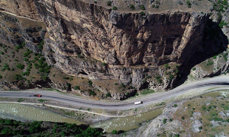 <p><strong>"Dünyanın ikinci en uzun cam köprüsünü yapacağız"</strong></p>
<p>İl Kültür ve Turizm Müdürü Ömer Gümüş, AA muhabirine yaptığı açıklamada, Cehennem Deresi Kanyonu'nun Ardanuç, Artvin ve bölge turizmi açısından önemli bir yere sahip olduğunun altını çizdi.</p>