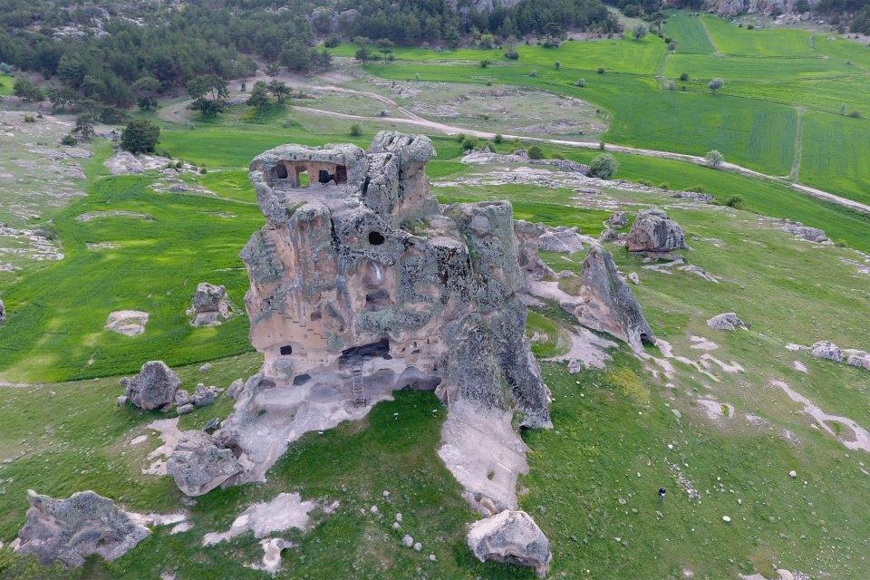 <p>Frig Vadisi, Friglerden kalma kaya yerleşimleri, kaya anıtları, mezar odaları, kilise ve şapelleri, peribacaları ve diğer doğal güzellikleriyle Türkiye'nin en güzel 10 vadisinden birisi olma özelliği taşıyor.</p>
<p> </p>