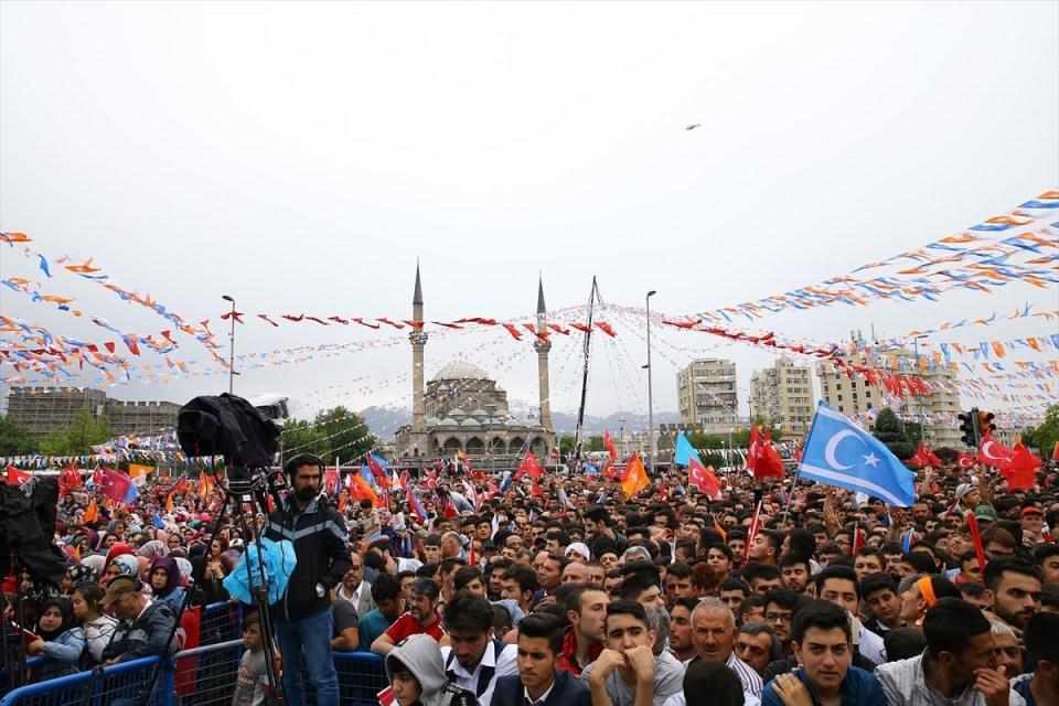 <p>AK Parti Kayseri Kadın Kolları 5. Olağan İl Kongresi, Cumhuriyet Meydanı’nda gerçekleştirildi. Kongreye çok sayıda partili katıldı.</p>

<p> </p>
