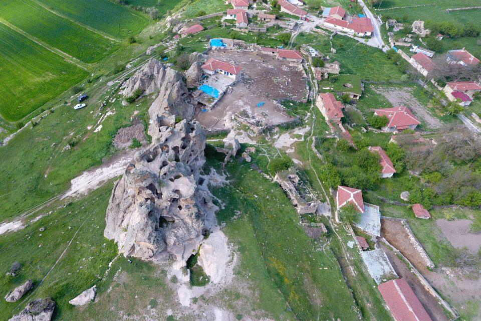 <p>Kütahya'daki Yenice Çiftliği, Afyonkarahisar Seydiler ve Ankara'nın Polatlı ilçesinde bulunan Friglerin siyasi başkenti Gordion (Yassıhöyük) olmak üzere üç noktadan ulaşılabilen yol, Friglerin dini merkezi (Midas) Eskişehir'in Han ilçesine bağlı Yazılıkaya köyünde birleşiyor.</p>

<p> </p>

