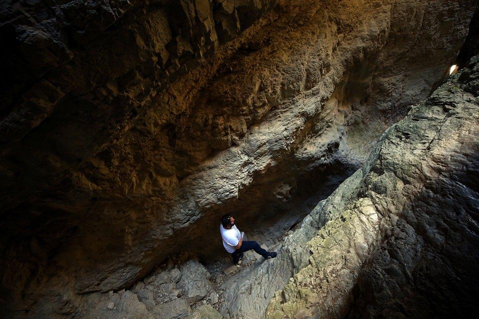 <p>Ardanuç ilçe merkezine 7 kilometre uzaklıktaki kanyon, içerisine doğru ilerledikçe ilginç manzaralarıyla dikkati çekiyor.</p>

<p> </p>
