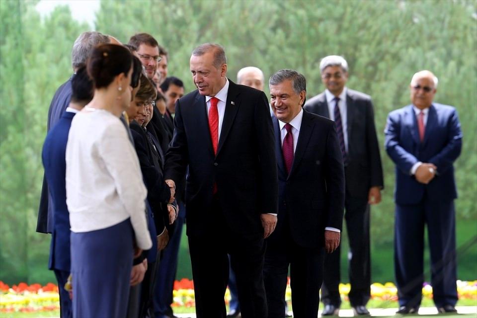 <p>D&uuml;n akşam saatlerinde &Ouml;zbekistan'a inen Cumhurbaşkanı Erdoğan, &Ouml;zbekistan Başbakanı Abdulla Aripov ve T&uuml;rkiye'nin &Ouml;zbekistan B&uuml;y&uuml;kel&ccedil;isi Ahmet Başar Şen tarafından karşılandı.&nbsp;</p>
