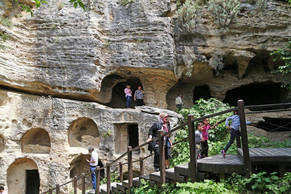 <p>Bu destinasyonun herkes tarafından değerlendirilmesini öneren Işıkgör, yerli ve yabancı ziyaretçilerin gün geçtikçe arttığını, tünelin de ilçeye ve kente büyük katkı sunduğunu bildirdi.</p>

<p> </p>
