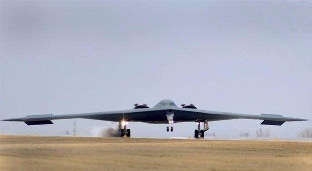 <p>B-2 Spirit Stealth Bomber, şimdiye kadar yapılmış olan en pahalı uçak unvanını elinde bulunduruyor.</p>

<p> </p>

<ul>
</ul>
