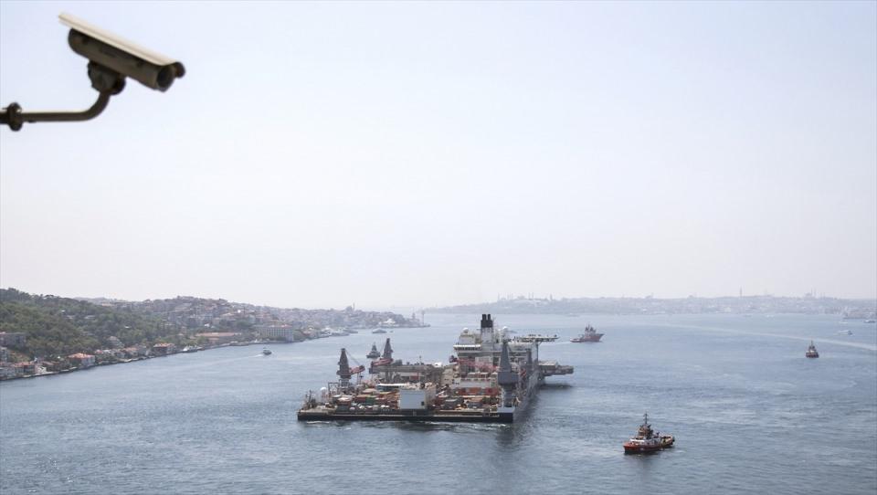 <p>Pioneering Spirit, yaklaşık 10 aylık yolculuğunun ardından 30 Nisan itibarıyla Türkiye kıyısına ulaşmış ve böylece TürkAkım'ın Türkiye'ye doğalgaz tedarik edecek ilk hattının 930 kilometrelik derin deniz kesimi tamamlanmıştı.</p>

<p> </p>
