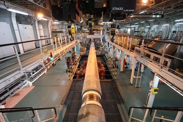 <p>Elektrik ihtiyacını 88 megavat kapasiteli sekiz jeneratörle karşılayan Pioneering Spirit'e yakıt olarak 21 milyon litre dizel yüklenebilirken, ortalama hızda günde 100 bin litre, tam hızda ise 400 bin litreye kadar dizel tüketimi gerçekleştiriliyor.</p>