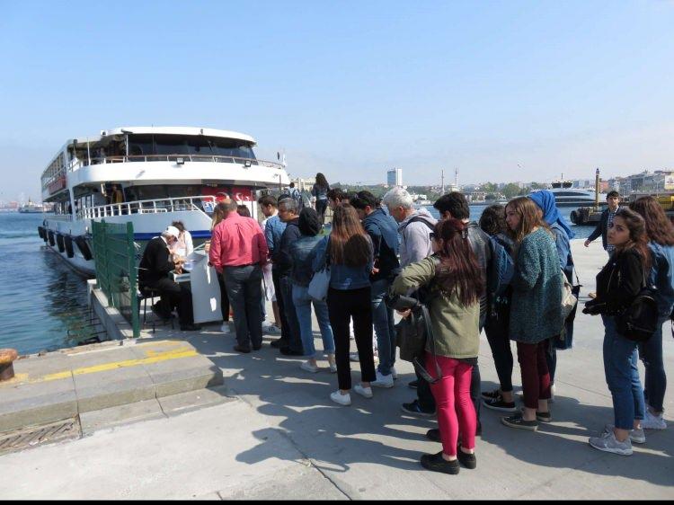 <p>Aynı yoğunluk adalara giden motor iskelesinde de yaşandı.</p>
