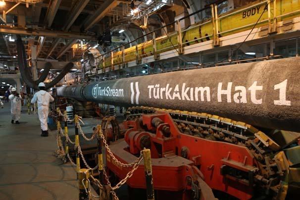 <p>Van Rootselaar projenin Avrupa'ya ilerleyecek kısmı için de BOTAŞ ve Gazprom'un ortak bir şirket kuracağını, bu şirket için görüşmelerin sürdüğünü belirterek, şöyle devam etti:<br />
<br />
"Toplam maliyeti 7 milyar dolar olarak öngörülen TürkAkım gerçekten inanılmaz hızlı bir gelişmeye girdi. Açık deniz boru döşeme kısmı sığ sularda 7 Mayıs 2017'de başladı ve artık ilk hattın sonuna gelindi. Açık denizdeki ikinci hat için bütün izinleri aldık. Türkiye'deki kara kısmının inşaatları başladı ve Rusya'daki kara kısmının inşaatı da Aralık 2019'dan önce bitecek. Bu tarih itibarıyla Türkiye'ye doğalgaz aktarımı başlayacak. TürkAkım doğrudan Türkiye'ye ulaşacak bir hat. Bu gerçekten büyük bir avantaj ve fayda. Batı Hattı Türkiye'ye birkaç ülkeden transit geçip ulaşırken bu proje Türkiye'ye direkt ulaşacak."</p>