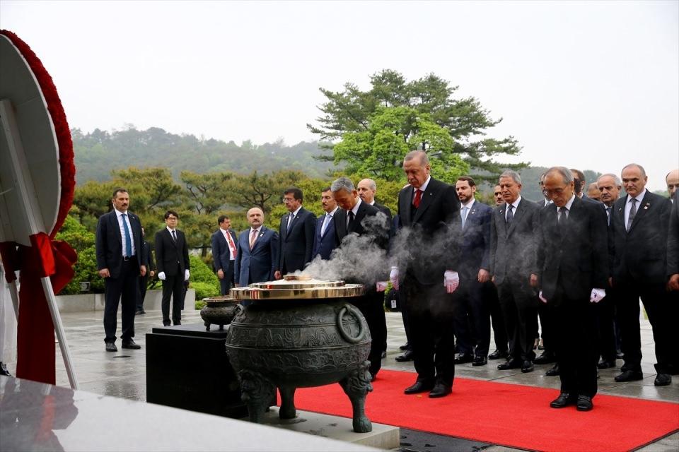 <p>Mezarlığa çelenk bırakan Cumhurbaşkanı Erdoğan, ardından tütsü yaktı  ve ölenler anısına saygı duruşunda bulundu.</p>

<p> </p>
