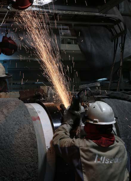 <p>"Bu kaynaklarda hata payı sadece yüzde 0,63 olarak belirlendi. Bunları da düzelttik. Şu ana kadar hem üretim hızı ve güvenliği rekorlarımızla hem de kalite açısından çok başarılı bir süreç geçirdik. Bir ay önce bir fırtına nedeniyle 7-8 metrelik dalgalara rağmen çalışmalara devam ettik. Gemiye zarar verdi, ancak üretim durmadı. Boru döşeme işi esnasında deniz dibinde uçak enkazlarına ve arkeolojik alanlara rastladık. Her seferinde yeni bir rota belirledik, bunlara rağmen hedefimize zamanında ulaştık, herhangi bir erteleme olmadı. Artık bu görevimizi tamamladık ve buradan Rotterdam'a gideceğiz. Orada 10 gün içinde gemiyi boru döşeme ayarlarından çıkarıp platform montaj ayarına getireceğiz. Ardından Norveç kıta sahanlığında 22 bin tonluk bir petrol sondaj platformunun kurulumu için yola çıkacağız. TürkAkım'ın ikinci hattını tamamlamak için 2018'in 3. çeyreğinde Karadeniz'e geri döneceğiz."</p>