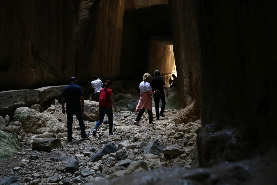 <p>Bin 380 metre uzunluğu, 7 metre yüksekliği ve 6 metre genişliğiyle dikkatleri çeken ve esirlerin çekiç ve murç yardımıyla dağı oyarak şekillendirdiği tünel, ziyaretçilerin ilgisini çekiyor.</p>

<p> </p>
