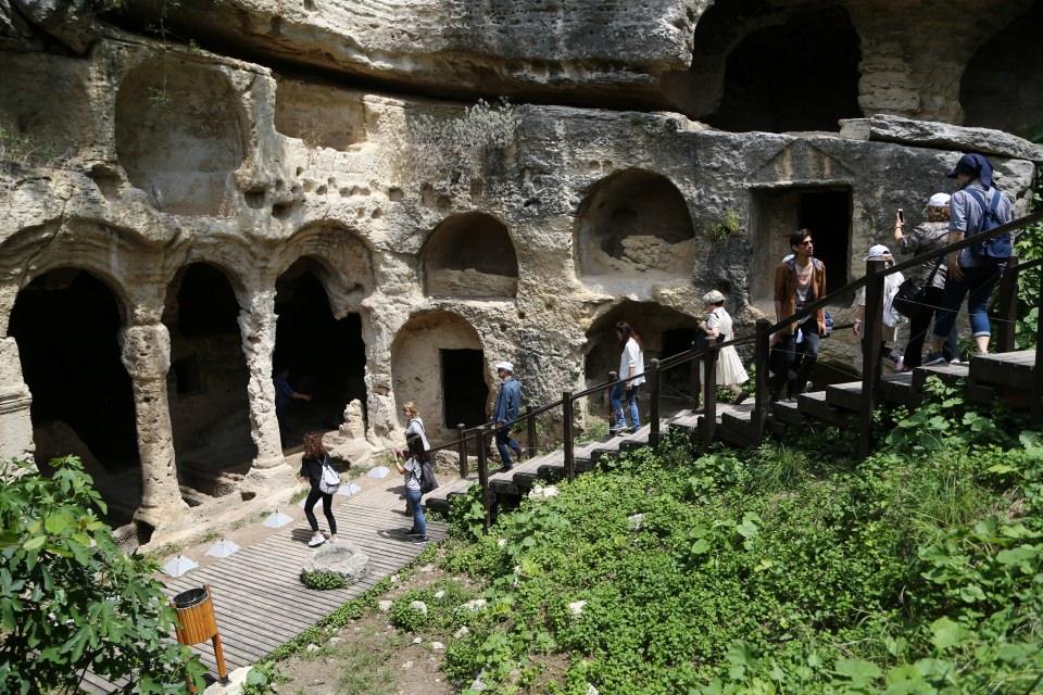<p><strong>"Elle yapılan dünyanın en büyük tüneli"</strong></p>
<p>İl Kültür ve Turizm Müdürü Hüsnü Işıkgör, tünelin turizm açısından kentin önemli bir değeri olduğunu vurguladı.</p>