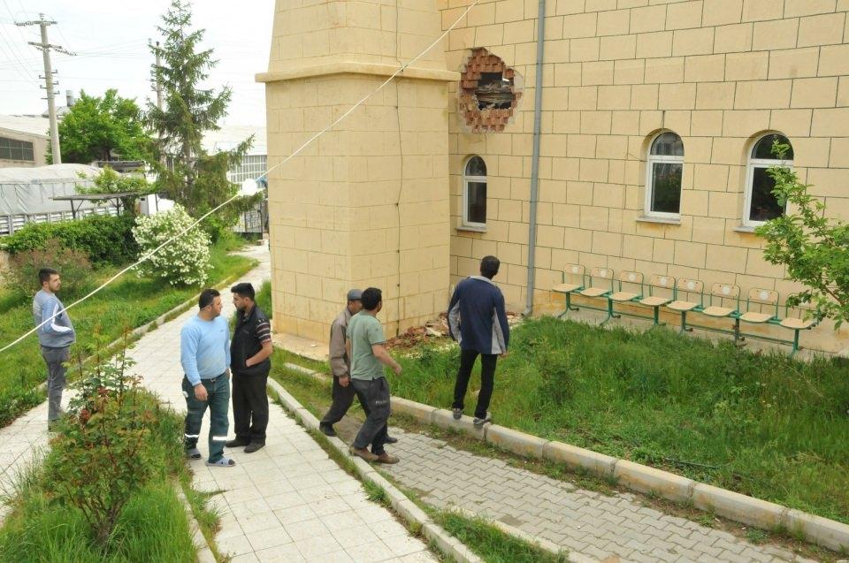 <p>Akşam saatlerinde başlayan sağanak yağış sırasında Ata Sanayi Sitesi Camii'nin minaresine yıldırım düştü. Caminin duvarı yıkılırken büyük çapta maddi hasar meydana geldi. </p>
